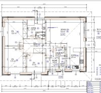 Grundriss des Erdgeschosses eines Einfamilienhauses mit Zimmern, Küche und Terrasse.