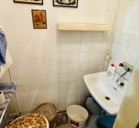 Kleines Badezimmer mit Waschbecken und Dekorationen in einer 3-Zimmer-Wohnung.