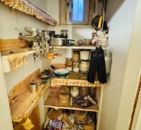 Speisekammer mit Regalen in einer 3-Zimmer-Wohnung, voll mit Küchenutensilien und Einmachgläsern.
