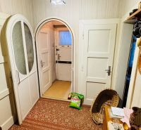 Boden mit Teppich, Türen und Dekorationen im Interieur einer 3-Zimmer-Wohnung.