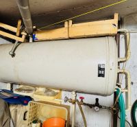 Boiler im Technikraum einer 3-Zimmer-Wohnung, Rohrleitungen, Schläuche, Wände.
