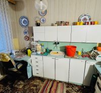 Küche in einer 3-Zimmer-Wohnung mit Vorhängen, Spitzenverzierungen und antiken Möbeln.