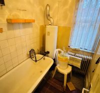 Badezimmer mit Badewanne und Boiler in einer 3-Zimmer-Wohnung.