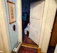 Ein Zimmer in einer 3-Zimmer-Wohnung mit Teppichboden und offenen Türen, Holzboden mit Holzdekor.