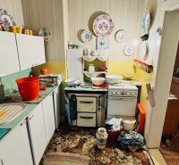 Küche mit Vintage-Dekor in einer 3-Zimmer-Wohnung und einem Teppich mit buntem Muster.