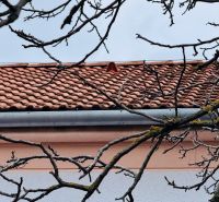 Dach mit Ziegeln und Ästen in Partizánske in der Rudolfa Jašíka Straße, 3-Zimmer-Wohnung.