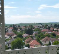 Blick auf die Umgebung vom Balkon in der 1. mája Straße in Zlaté Moravce.