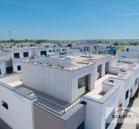 Wohnkomplex in der Mesačná-Straße in Hviezdoslavov mit Solarpanelen auf den Dächern.
