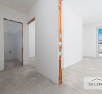 Innenraum einer 3-Zimmer-Wohnung im Fertigstellungsprozess mit Balkontüren.