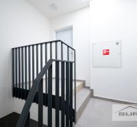 Treppe mit Stahlgeländer und Zugang zu einer 3-Zimmer-Wohnung.