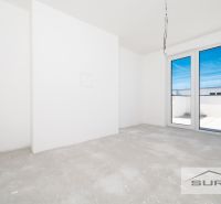 Unmöbliertes Zimmer in einer 3-Zimmer-Wohnung mit französischem Fenster und Blick auf die Terrasse.
