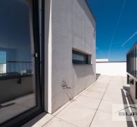Die Terrasse einer 3-Zimmer-Wohnung in der Mesačná-Straße in Hviezdoslavov mit Fliesen und Geländer.