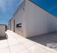 Terrasse einer 3-Zimmer-Wohnung in der Mesačná-Straße in Hviezdoslavov, weiße Wände, blauer Himmel.