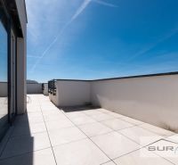 Terrasse mit Fliesen in einer 3-Zimmer-Wohnung in der Mesačná-Straße in Hviezdoslavov.