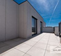 Terrasse in einer 3-Zimmer-Wohnung in der Mesačná-Straße in Hviezdoslavov mit gefliestem Boden.