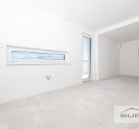 Eine leere 3-Zimmer-Wohnung mit weißen Wänden und französischen Fenstern.