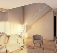 Wohnzimmer mit Holzboden, Treppe und bequemen Sitzgelegenheiten.