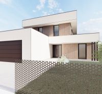 Einfamilienhaus in Sliač, Grundstücke - Wohnen mit Holzdekor und Garage.