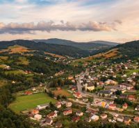 Panorama des Dorfes Skalité mit landwirtschaftlichen und forstwirtschaftlichen Flächen in malerischer Natur.