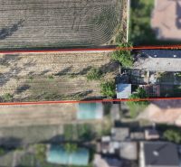 Luftaufnahme des Geländes eines Einfamilienhauses in Nesvady mit angrenzendem Grundstück.