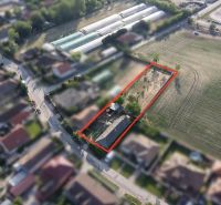 Luftaufnahme eines Einfamilienhauses in Nesvady mit geräumigem Grundstück.