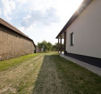 Blick auf den Hof eines Einfamilienhauses in Zemplínska Široká mit Rasenbewuchs.