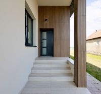 Eingangsbereich in einem Einfamilienhaus in Zemplínska Široká mit Holzdekor an der Fassade.