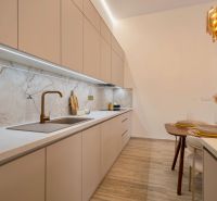 Küche mit eleganter Arbeitsplatte, modernem Spülbecken und dekorativer Beleuchtung im Einfamilienhaus.