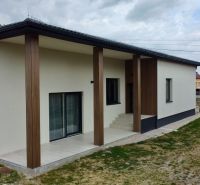 Ein Einfamilienhaus in Zemplínska Široká mit Holzsäulen und einer Terrasse.