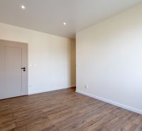 Innenraum eines Einfamilienhauses mit Holzboden und hellen Wänden.