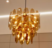 Ein goldener Kronleuchter im Inneren des Einfamilienhauses schmückt den Raum mit seinem einzigartigen Design.