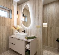 Badezimmer mit ovalem Spiegel und natürlichen Tönen, Boden mit Holzdekor.