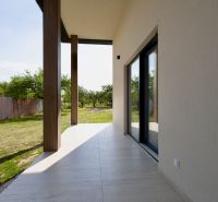 Die Terrasse des Einfamilienhauses in Zemplínska Široká mit Blick auf den gepflegten Garten.