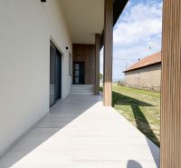 Ein Einfamilienhaus in Zemplínska Široká mit einer Terrasse und modernen Holzelementen.