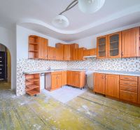 Küche mit Holzschränken und Fliesenverkleidung in einer 3-Zimmer-Wohnung.