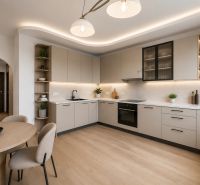 Küche in einer 3-Zimmer-Wohnung mit Küchenzeile und Boden in Holzdekor.
