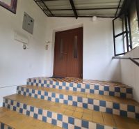 Eingangsstufen mit bunten Fliesen in einem Einfamilienhaus in Dulovce.