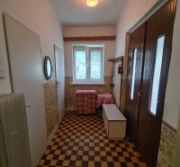 Flur mit Fliesen in einem Einfamilienhaus, Lichtquelle, Stauraum, Heizkörper.