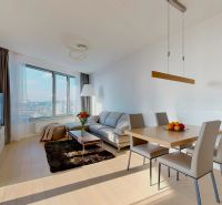 Helles Wohnzimmer mit bequemer Couch, Esstisch und Aussicht. 3-Zimmer-Wohnung.