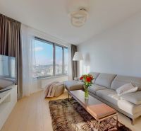 Wohnzimmer mit Sofa und Fernseher, Holzboden, 3-Zimmer-Wohnung.