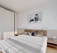 Schlafzimmer mit Bett, Schiebetürenschränken und Bild, 3-Zimmer-Wohnung mit Holzboden-Dekor.