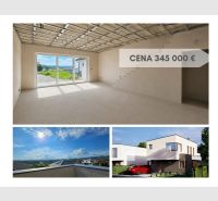 Innenraum eines Einfamilienhauses mit großen Fenstern und Blick auf Prešov. Preis: 345 000 €.