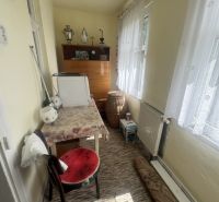 Izba in einem Einfamilienhaus mit Teppich, Möbeln und Dekorationen.