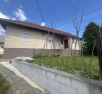 Ein Einfamilienhaus in Orlové mit rotem Dach und eingezäuntem Garten.