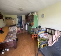 Wohnzimmer in einem Einfamilienhaus mit Holzboden und bunten Möbeln.