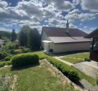 Ein Einfamilienhaus in Orlové mit Garten und gepflegtem Rasen bei sonnigem Wetter.