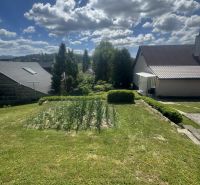Ein Garten mit Rasen und Aussicht auf die Umgebung in Orlov bei Einfamilienhäusern.