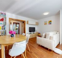 Wohnzimmer in einer 3-Zimmer-Wohnung mit Holzboden und Esstisch.