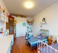 Kinderzimmer in einer 3-Zimmer-Wohnung mit Holzboden.