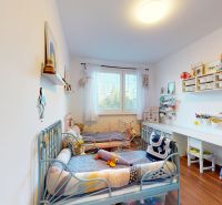 Kinderzimmer mit zwei Betten, einem Schreibtisch und Dekorationen, 3-Zimmer-Wohnung.